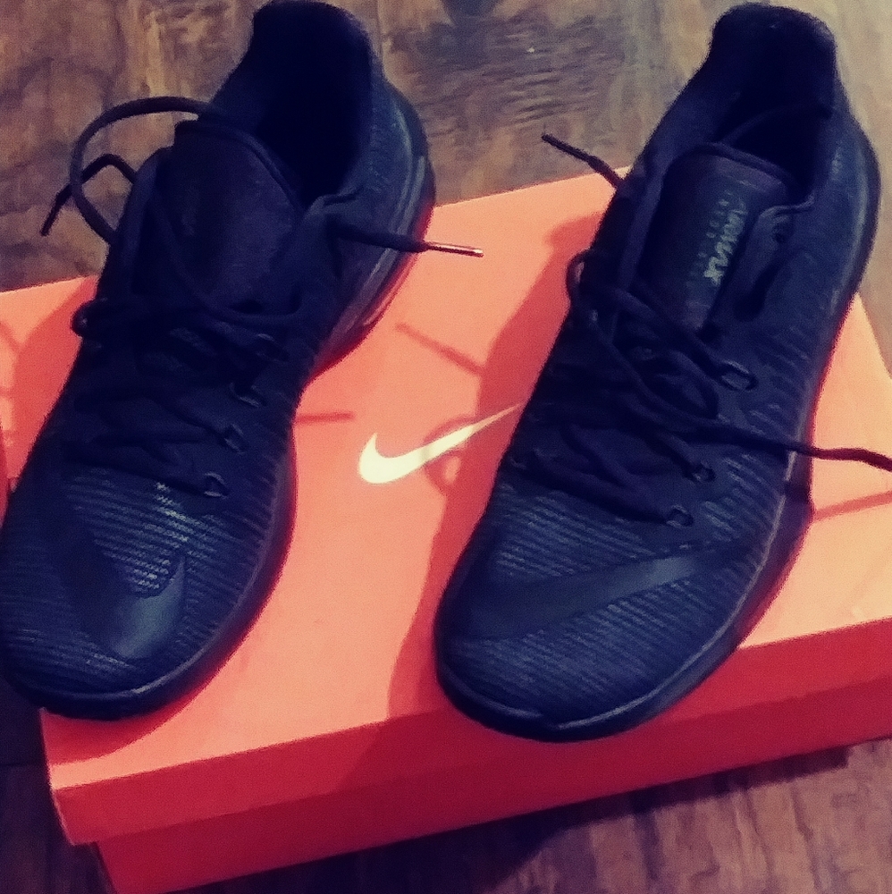 Nikes . - Picture 2 of 5